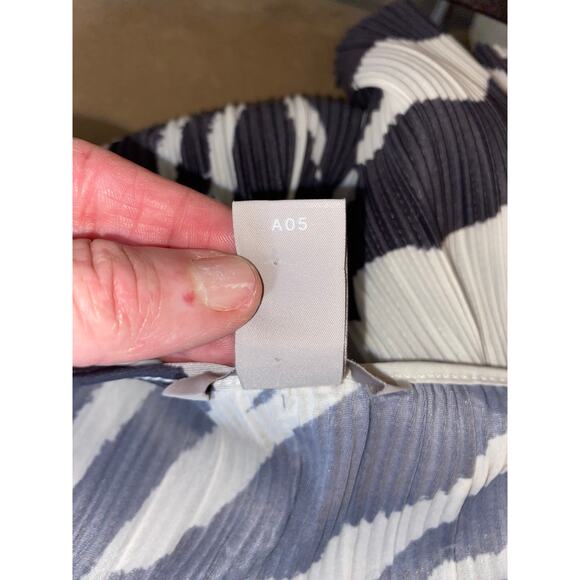 H&M Grey Dark V-Neck Zebra Animal Print A-Line Sleeves Elastic Wristband EUC - Picture 11 of 12